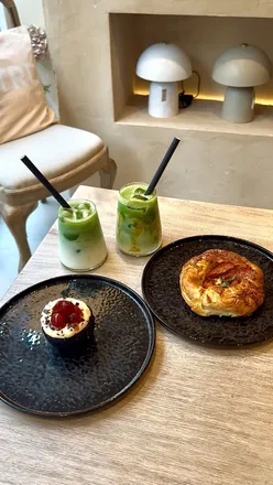 Minimalist café in Covent Garden featuring matcha lattes, pastries, and chic interiors, perfect for coffee lovers.