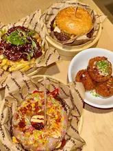 Feasting on the Odd Future burger and O.D.B at @_hanbao_ in Digbeth, with Tiger Style Fries and creamy Mac Balls.