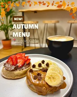 Seasonal dishes and cozy drinks at District Coffee's new autumn menu in Nottingham, featuring loaded crumpets and unique beverages.