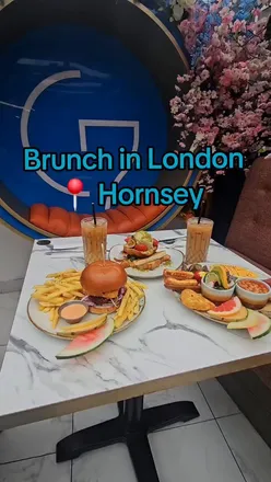Brunch feast at Cloud7 in Hornsey: burgers, big breakfasts, and desserts like pistachio croissant and iced caramel lattes.
