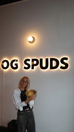 Delicious baked potatoes with toppings like Mac & Cheese and Salt & Chilli Chicken at OG Spuds in Morningside, Edinburgh.