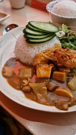 Delicious aromatic crispy duck pancakes served with hoisin sauce at Sweet & Sour in Glasgow's city centre.