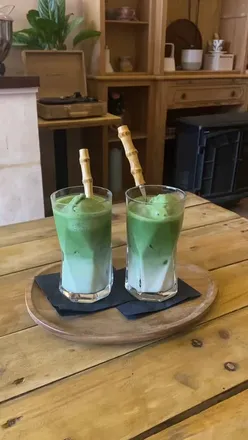 Spring and summer visual diary showcasing cafes, food, and blooming flowers in vibrant London.