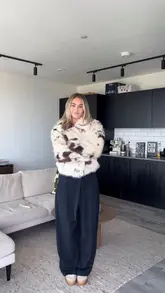 Fashion influencer showcases favorite autumn jackets, sharing styling tips and brand insights in a cozy setting.