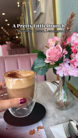 Brunch at Heavenly Desserts with delicious dishes in a cozy setting in Birmingham. Perfect for foodies! 🤍