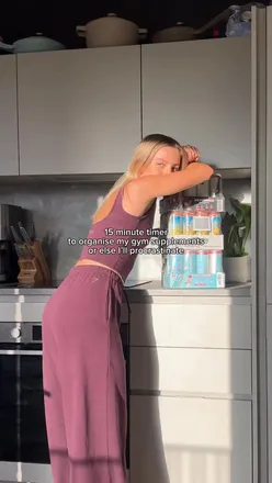 Content creator showcasing favorite Oxyshred flavors and workout gear in a cozy London flat.