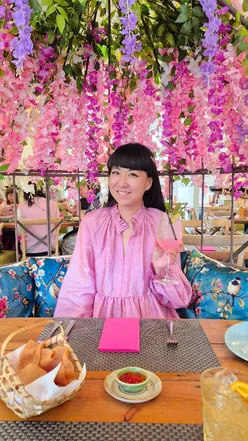 Delicious Thai lunch date at Giggling Squid with vibrant decor, featuring dishes like Sticky Chicken and Drunken Noodles.