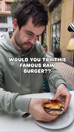 Delicious raw burger served at Bar Desy in San Sebastián, showcasing culinary artistry in Spain.