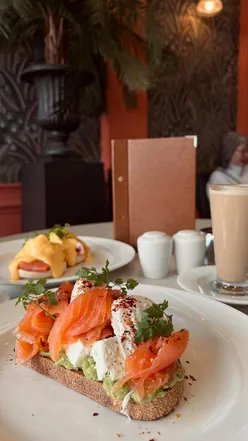 Brunch at Valerie’s Tea Room in Spanish City, Whitley Bay with huge portions and stunning desserts by the beach.