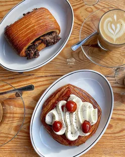 Coffee and a cupcake from a cozy London bakery, perfect for autumn mornings.