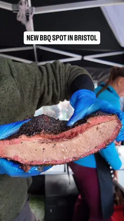 New BBQ spot in Bristol serving juicy brisket and pulled pork with mac & cheese bites. A must-try street food experience!