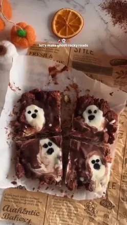 Delicious Ghost Rocky Road Bars perfect for Halloween, featuring chocolate, biscuits, and cute ghostly decorations!