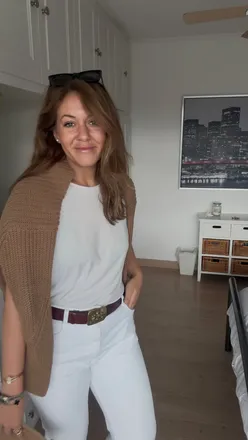 Stylish autumn outfit featuring H&M t-shirt, Zara jeans, and Tommy Hilfiger cardigan with accessories.