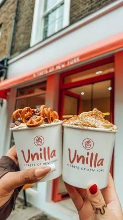 Banana pudding at @vnillalondon, a viral dessert hotspot, praised for its incredible flavors and unique presentation.