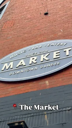 Delicious pub grub at Market Dundee: nachos, steak pie, macaroni cheese, and cocktails in a cozy atmosphere.