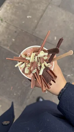 Indulgent hot chocolate at Darks Sugars in London, perfect for colder days, with quick-moving queues. #hotchocolate #londonhotspots