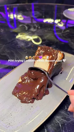 Delicious desserts at MIK Treatz in Ealing Broadway, featuring banana pudding, cookie dough, and cheesecake.