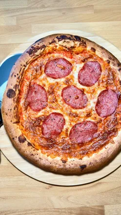 “Suprema artisanal frozen pizzas from @droetkerpizzauk, perfect for a cozy movie night at home with delicious toppings.”