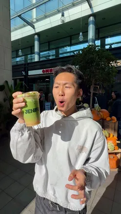 Delicious spiced peach and brown sugar cold foam matcha and hojicha drinks at a trendy London cafe.