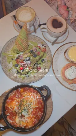 Delicious French toast and drinks at @lavie_cafe_uk, a stunning cafe in Manchester with cute pink decor.