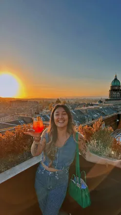 Visitors enjoying the immersive Johnnie Walker whisky experience in Edinburgh, featuring performances and tasting stations.