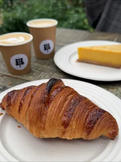 Fresh bakes and delicious brews at Bakery Hampton Manor, a must-visit for early risers in a beautiful setting.