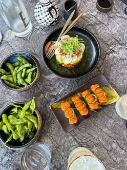 London rooftop with skyline views; gluten-free Los Mochis dishes: crispy salmon rice, spicy tuna rolls, tacos, Notting Hill.