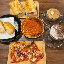 Delicious Italian street food at Taste of Napoli in Bristol: focaccia, pizza, arancino, pastries, and more!