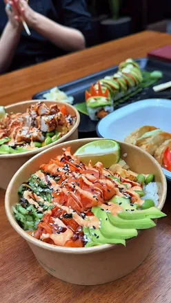 Quick Sushi Ting Yeah? Enjoying sushi and karaage from a collaboration between @inamosukoshi and @joli_app.