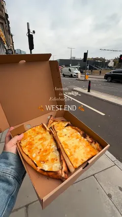 Strolling through Edinburgh's West End with pide, enjoying autumn vibes and supporting local makers.