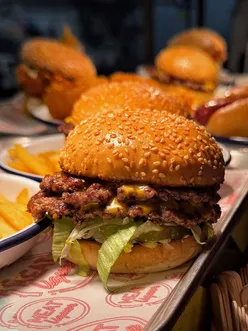 Delicious Dead Hippie burger at @meatgram, highlighting support for @streetsmartuk’s campaign for the homeless. 🍔