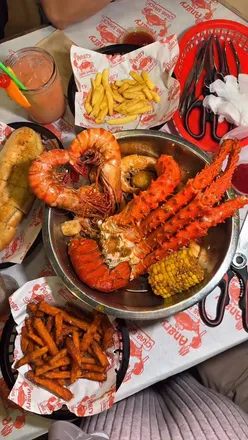 Shrimp heart dish at Angry Crab Shack in London, featuring seafood boil bag and refreshing mocktails.