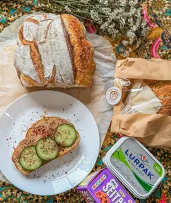 Delicious 3-ingredient sourdough loaves from @flowrsourdough delivered in Bath, perfect for breakfast and brunch!