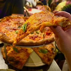 ✨📍 Alley Cats Pizza, Marylebone 

We are so lucky to be living through a golden age of pizza in London at the moment, there are so many fantastic spots with every pizza style on offer.

If it’s NYC pizza you’re after, there are few spots that I’d recommend more than this one! With a cool NY diner-themed space, Alley Cats is the perfect spot for your next cute date night!

We kept it simple and stuck to the classics -
🍕 Vodka sauce with burrata
🍕 Pepperoni with hot honey

Both were exceptional and passed the flop test with flying colours (for me this is the perfect amount of flop, crispy but not charred).

💡 Tip: Do not order a starter, no matter how hungry you are!

Price: £

#london #londontravelguide #londontravel #visitlondon #secretlondon #londonfood #londonfoodspots #londonrestaurants #londonfoodguide #londonfoodies #wheretoeatinlondon #londonrestaurantguide #bestrestaurantsinlondon