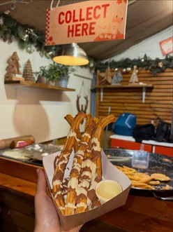 Manchester Christmas Markets 2025🎄 This year’s markets have more food and drinks stalls than ever before, here are some that we have tried!😍

@ctcatering1701 have 6 different stalls spread across the markets and they kindly let us try 4 of them - Churro-ria, Hot Chocolate Bar, Cookie Dough and the new French Toast stall🙌🏽 The hot chocolate stall was definitely our favourite - the chocolate they use is just unreal💯 

We also had to get K dogs from @banggabanggauk and the mini pancakes @thedutchminipancakes as no trip to the Christmas markets is complete without them!🥞Regardless of how many new stalls come and go, these two stalls will always be our faves🫶🏽🤤

Comment below what your favourite stall has been this year!
