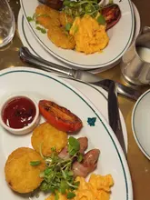 Breakfast at The Ivy in Canary Wharf: pastries, Ivy breakfast, and fresh juices enjoyed in a cozy atmosphere.