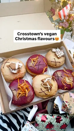 A peek at @crosstown’s beautiful Christmas sourdough doughnuts 😍 both flavours 100% vegan! 

🍪Vegan Gingerbread and Caramel Christmas Doughnut. — Vegan sourdough filled with a silky speculoos ganache, finished with a glossy caramel glaze and a generous scattering of crunchy spiced cookie pieces 

🍐Vegan Spiced Pear and Cinnamon Christmas Doughnut. — Vegan sourdough filled with a pear compote, topped with a mulled spice glaze and with candied orange peels.

💭 Stunning as always. Our fave is the gingerbread caramel - biscoff lovers will adore! 

pr gift 

#crosstown #doughnut #donut #veganfood #veganchristmas #vegansofldn #londonvegan