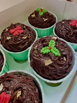 Xmas delights …

#xmascake#xmasvibes#chocolateheaven#cupcakes#christmas