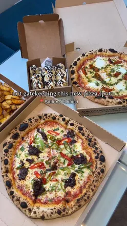 📍: @therealpizzacompany.sc 

📝 :  AD|  @therealpizzacompany have opened a new restaurant in Sutton Coldfield which is family run ✨Make this your new takeaway spot if you are local. 

🍽️: ▪️Korean Beef Pizza - the beef is more of milder spicy beef but it also has a sweet taste to it which I enjoyed. The pizza also includes spring onions, chilli and sesame seeds. This was my favourite choice due to the combined flavours. 

▪️Royale Pizza (V) - with every Royale pizza, 50p is donated to Cool Earth! This has buffalo mozzarella, pesto, sun blushed tomatoes and rocket. This was a salty pizza but the buffalo cheese, mozzarella and pesto are the culprits for this. 

▪️Oreo Dough Balls - if you are trying to be a skinny mini these are NOT for you 🙈the ingredients are essentially dough, butter, icing sugar and then topped with Oreo’s and white chocolate drizzle. But they are a nice sweet treat after your pizza. 

▪️Season Potato Wedges- can you go wrong with wedges?!

Rating (out of 5): ⭐️⭐️⭐️⭐️
_____________________________
#goodfooduk  #therealpizzacompany #suttoncoldfield
#suttoncoldfieldpizzaspot #suttoncoldfieldfood #birminghampizza  #suttoncoldfieldpizzatakeaways