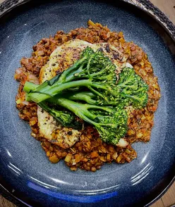 After a week of the dreaded norovirus🦠 today I finally felt like cooking & eating something with flavour 😂🙏

Flattened chicken breast seasoned with @angusandoink Black Gold & paprika

Brown lentils cooked with leek, shallot, garlic, chorizo, paprika, rosemary, thyme, sherry vinegar & chicken stock

& a bit of tender stem broccoli 🥦 for the vits 

An easy, comforting, balanced & very tasty winter (or summer!) warmer🥰

#instafood #instamood #cardiffeats #winterwarmer #lentils
