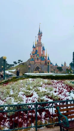 Disneyland Paris in the snow ❄️🤍🏰 - January 2026 

#disneyland #disneylandparis #snow #paris #disney