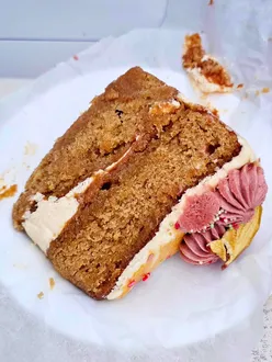 Ngl this year *really* did not get off to the +ve start I was hoping for - you all know I'm 100% honest & can't pretend everything's rainbows and sunshine when it's just not 🥲 But after good chats, a ton of good food & a surprising up in the rollercoaster that is injury hell I'm feeling a lot better, and in always trying to find joy in small things when nothing seems to be going to plan, here's some good food as usual 🙏🏻 

✨ Incredible spiced dulce de leche cake
✨ Jefferson's bringing post Xmas joy with their heavenly mince pie ice cream❤️
✨ First visit of the year to Gail's (managed 2 whole days of abstaining from midweek pastries to save 💰🤣)
✨ Indian leftovers plate of dreams x2🙏🏻 
✨ The new @grenadeofficial creme egg bar which is 💣 
✨ Despite 1-2 bowls of porridge a day, yet to have a spillage🙃 
✨ More of the goat cinnamon tortilla rolls @marksandspencerfood 
✨ A ton of pizza as per, hibernating under my heated blanket with all the desserts & reluctantly accepting that sofa life will continue (btw Relay, Bodyguard & Night Agent are all recent watches I've loved!) 
✨ Homemade moussaka (with rogue extra pasta coz carbs 🫶🏻)

& managed to fit in 5 bakeries this weekend - not bad considering my physical state 😅 Defs got lucky with some GDRs given how late I was to some spots but hopefullyyyy some places will continue them throughout Jan🤞🏻(or maybe not given I spent £20 at Arome alone on just two slices 🫠) - will share my faves soon! ❤️