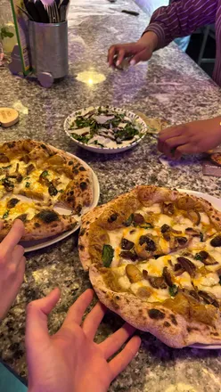 PIZZA PILGRIMS VITAMIN P PIZZA ✨

Apologies for being MIA I had super flu all over the Christmas break (lol) but FINALLY on the mend and managed to get myself out to this insane event with my friend, and I’m glad I did ✨

Guys the Pizza Pilgrims January special is something else! Your daily dose of vitamin D in one pizza, because we all know we’re deficient in this gloomy weather - they also had this amazing 0 proof drink called the lemspritz which was perfect for my cold with fresh ginger, lemon, mint and hot honey ✨

I love Pizza Pilgrims because they truly care about each and every pizza and it really shone through in this masterclass - this is your sign to get yourself down there (and maybe to one of their masterclasses too) ✨

~invite~ 

#pizzapilgrims #londonpizzarestaurants #pizzalovers #vegetarian