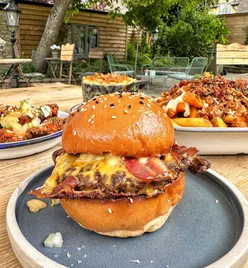 There’s nothing quite like it 🔥🍔✨@smiths_of_bourton
•
•
•
#burger #cheeseburger #baconcheeseburger #foodpornshare #foodstagram #foodlover #foodgasm #foodinspo #eeeeeeeats #cotswolds #foodstagram #foodofinstagram #foodblogger #cheatmeal #cheatday #burgersandfries #burgerlovers #burgerlover
