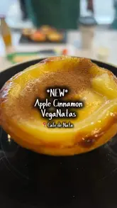 A creator visits a Café de Nata location to participate in making vegan pastel de nata, highlighting the new apple cinnamon flavour and a promotional offer.