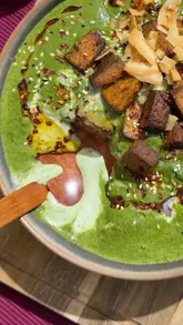 Delicious saag tofu ramen with smoked tofu, spinach, and creamy spices – a cozy vegan dinner option.