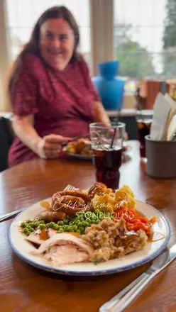 AD | Me and my mom were super excited to see our local @stonehousepizza , The Plume of Feathers, which felt extra cosy after its recent remodel! It now has a warm, welcoming feel throughout and the staff as always were extremely welcoming. We loved the new decor and stylish feel it now has!

We went for the carvery (comfort food done right) but it’s also one of those places you can visit again and again for the breakfast buffet, pizzas, mains or a sweet treat depending on the mood. Have you visited your local yet this year?

📍The Plume of Feathers, Shirley @theplume_stonehouse 

#placestoeatinbirmingham #stonehouse #motheranddaughter #cozy #goodfood