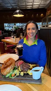 A creator visits Blackhouse Gastrobar in Leeds to showcase its recent renovation, new menu, and Sunday roast offering. The video features a tour of the bar and restaurant areas, highlights non-alcoholic drink options, and provides close-up shots of a Chateaubriand Sunday roast, cauliflower cheese, and sticky toffee pudding.