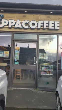 Friends enjoying a cozy brew break at a charming café, perfect for foodies and bloggers alike.