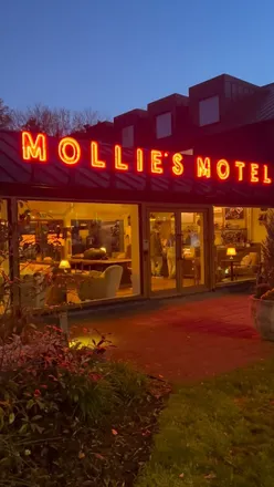 Guest enjoying a stay at Mollies Motels in Manchester, highlighting exceptional service and delicious food.